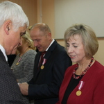 zdjęcie przedstawia wręczanie medali przez wojewodę, starostę i dyrektora szpitala
