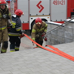 zdjęcie przedstawia strażaków podczas próbnej ewakuacji szpitala