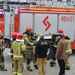 zdjęcie przedstawia strażaków podczas próbnej ewakuacji szpitala