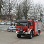 zdjęcie przedstawia wóz strażacki wjeżdżający na teren szpitala