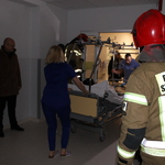zdjęcie przedstawia personel szpitala ewakuujący pacjenta