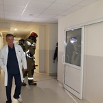 zdjęcie przedstawia lekarza i strażaków podczas próbnej ewakuacji szpitala