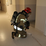zdjęcie przedstawia strażaka podczas próbnej ewakuacji szpitala