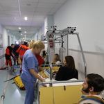 zdjęcie przedstawia ewakuowanych pacjentów z personelem medycznym