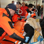 zdjęcie przedstawia ratowników medycznych ewakuujących pacjenta