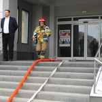 zdjęcie przedstawia strażaka wychodzącego ze szpitala dowódcę akcji 