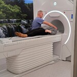 zdjęcie przedstawia technika radiologii wykonującego badanie rezonansu magnetycznego pacjentowi w Pracowni Rezonansu Magnetycznego. 