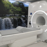 Zdjęcie przedstawiające rezonans magnetyczny w pracowni rezonansu magnetycznego
