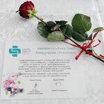 zdjęcie przedstawia kartę z życzeniami dla pielęgniarek i położnych oraz kwiat różę